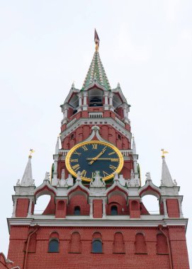 Moskova Kremlin Rusya 'sının Spasskaya kulesinde muhteşem bir saat.