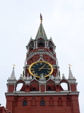Moskova Kremlin Rusya 'sının Spasskaya kulesinde muhteşem bir saat.