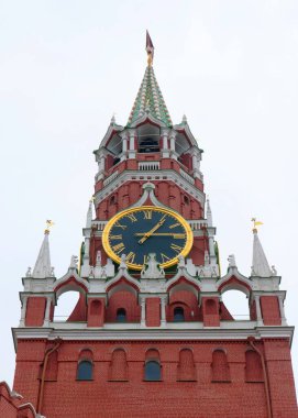 Moskova Kremlin Rusya 'sının Spasskaya kulesinde muhteşem bir saat.