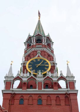 Moskova Kremlin Rusya 'sının Spasskaya kulesinde muhteşem bir saat.