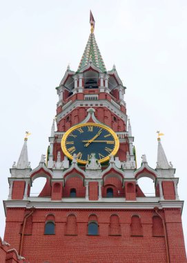 Moskova Kremlin Rusya 'sının Spasskaya kulesinde muhteşem bir saat.