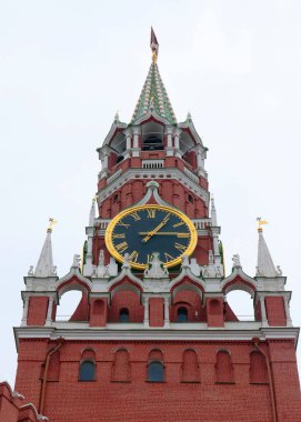 Moskova Kremlin Rusya 'sının Spasskaya kulesinde muhteşem bir saat.