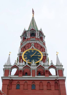 Moskova Kremlin Rusya 'sının Spasskaya kulesinde muhteşem bir saat.