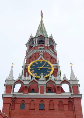 Moskova Kremlin Rusya 'sının Spasskaya kulesinde muhteşem bir saat.