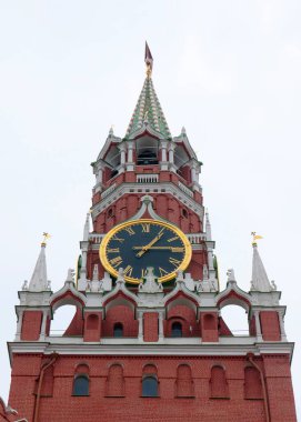 Moskova Kremlin Rusya 'sının Spasskaya kulesinde muhteşem bir saat.