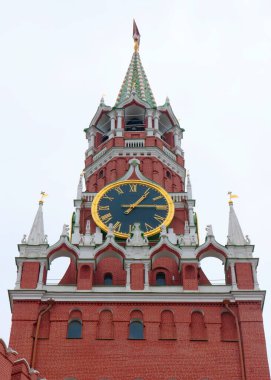 Moskova Kremlin Rusya 'sının Spasskaya kulesinde muhteşem bir saat.
