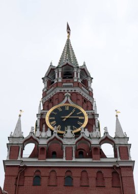 Moskova Kremlin Rusya 'sının Spasskaya kulesinde muhteşem bir saat.