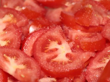 Olgun kırmızı domatesleri yemek için parçalara ayırdım.