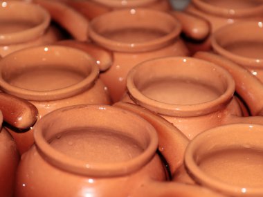 Fırında yemek pişirmek için seramik kaplar.