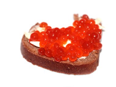 Siyah ekmek ve kırmızı havyardan yapılmış bir sandviçin yüzeyinde ısırık izi var.