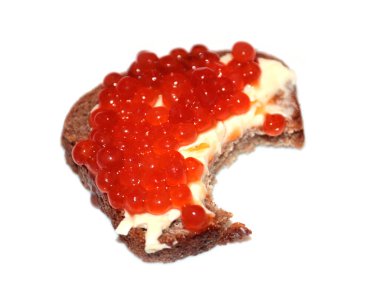 Siyah ekmek ve kırmızı havyardan yapılmış bir sandviçin yüzeyinde ısırık izi var.