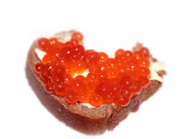 Siyah ekmek ve kırmızı havyardan yapılmış bir sandviçin yüzeyinde ısırık izi var.