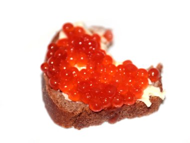 Siyah ekmek ve kırmızı havyardan yapılmış bir sandviçin yüzeyinde ısırık izi var.