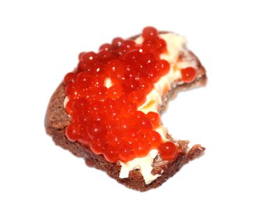 Siyah ekmek ve kırmızı havyardan yapılmış bir sandviçin yüzeyinde ısırık izi var.