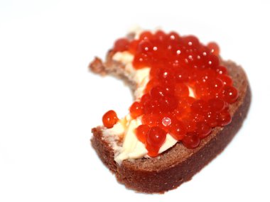 Siyah ekmek ve kırmızı havyardan yapılmış bir sandviçin yüzeyinde ısırık izi var.