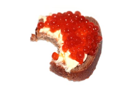 Siyah ekmek ve kırmızı havyardan yapılmış bir sandviçin yüzeyinde ısırık izi var.