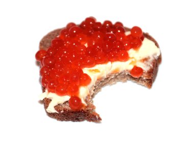 Siyah ekmek ve kırmızı havyardan yapılmış bir sandviçin yüzeyinde ısırık izi var.