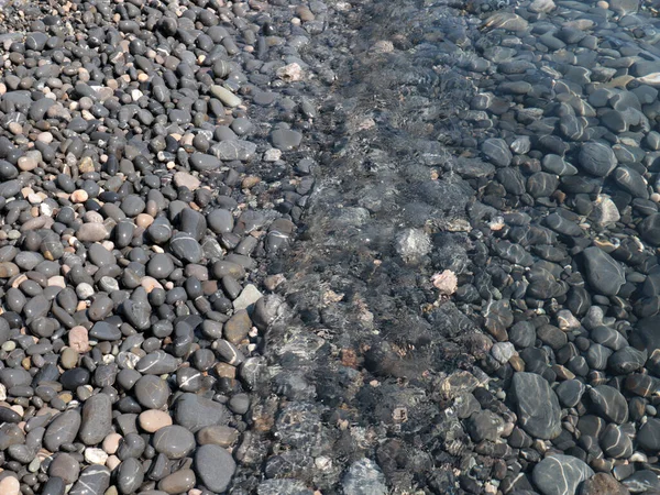 Superfície Uma Praia Seixos Ondas Água Mar Clara — Fotografia de Stock