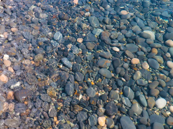 Bir Çakıl Taşı Plajının Yüzeyi Berrak Deniz Suyu Dalgaları — Stok fotoğraf