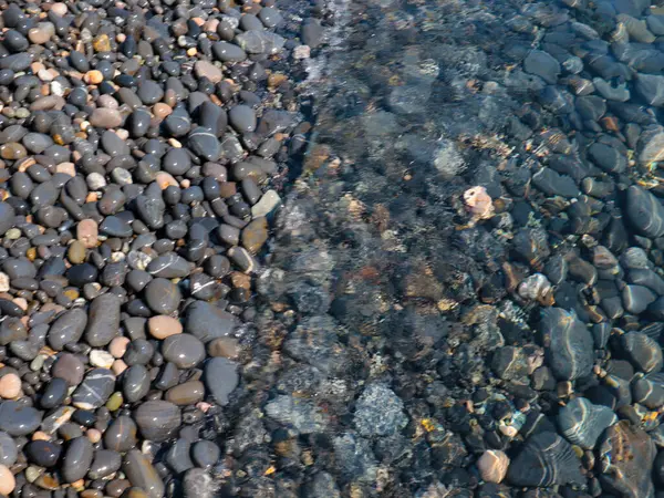 卵石海滩的表面和清澈的海水波涛 — 图库照片