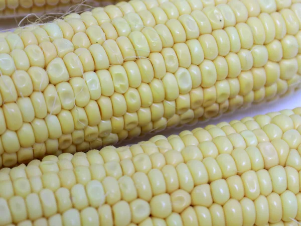 Hasattan sonra olgun mısırın kulakları