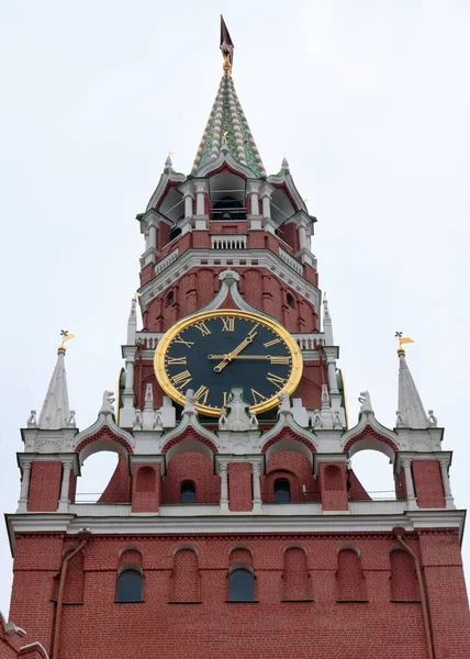 Moskova Kremlin Rusya 'sının Spasskaya kulesinde muhteşem bir saat.