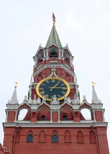 Moskova Kremlin Rusya 'sının Spasskaya kulesinde muhteşem bir saat.