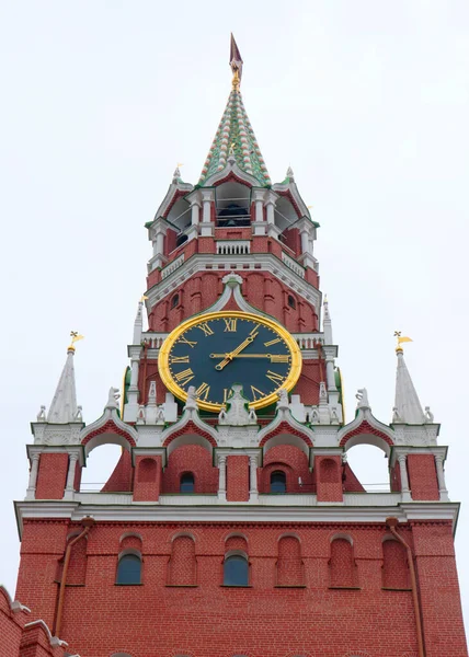 Moskova Kremlin Rusya 'sının Spasskaya kulesinde muhteşem bir saat.