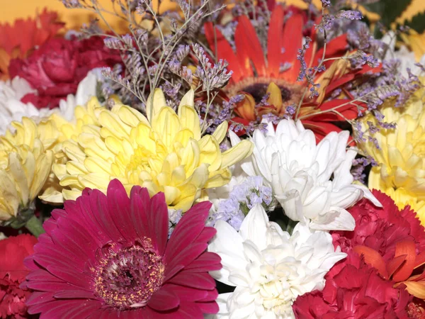 Tatil süsü için buketteki güzel çiçekler.