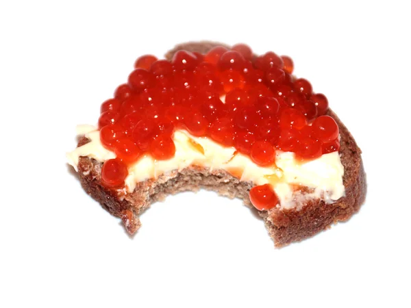 黒パンと赤キャビアで作られたサンドイッチの表面に一口マーク — ストック写真
