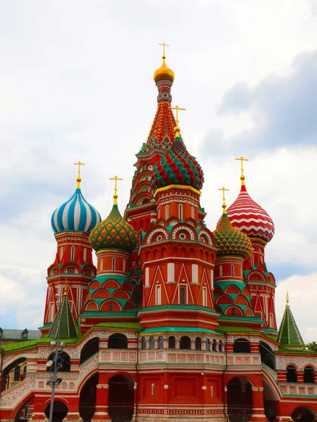 St. Kubbeleri Moskova Kızıl Meydanı 'ndaki Basil Katedrali Rusya