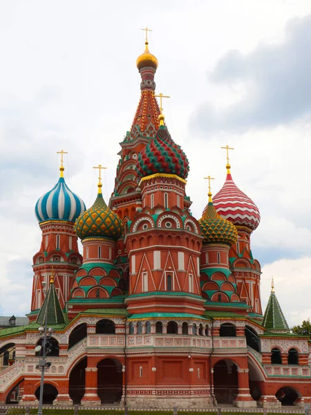 St. Kubbeleri Moskova Kızıl Meydanı 'ndaki Basil Katedrali Rusya