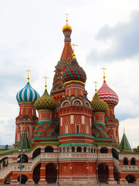 St. Kubbeleri Moskova Kızıl Meydanı 'ndaki Basil Katedrali Rusya