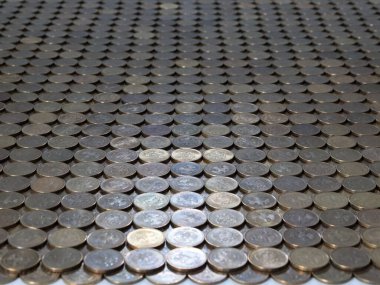 Rus rublesi üzerine dizilmiş metal paralardan oluşan bir uçak.