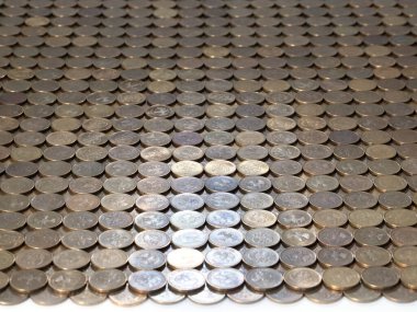 Rus rublesi üzerine dizilmiş metal paralardan oluşan bir uçak.