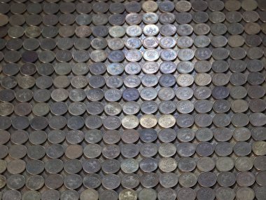 Rus rublesi üzerine dizilmiş metal paralardan oluşan bir uçak.