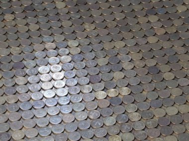 Rus rublesi üzerine dizilmiş metal paralardan oluşan bir uçak.
