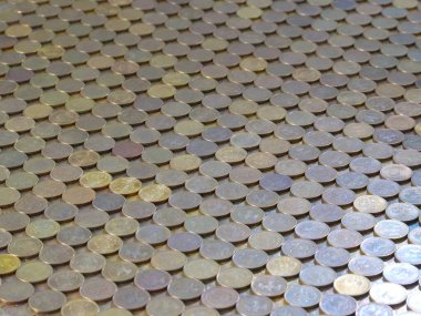 Rus rublesi üzerine dizilmiş metal paralardan oluşan bir uçak.