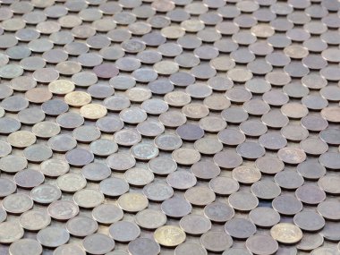 Rus rublesi üzerine dizilmiş metal paralardan oluşan bir uçak.