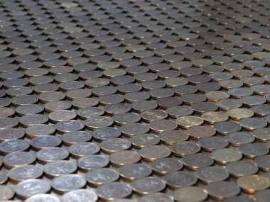 Rus rublesi üzerine dizilmiş metal paralardan oluşan bir uçak.