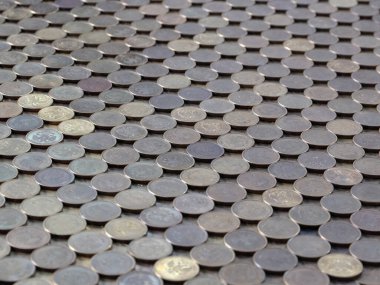 Rus rublesi üzerine dizilmiş metal paralardan oluşan bir uçak.