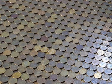 Rus rublesi üzerine dizilmiş metal paralardan oluşan bir uçak.