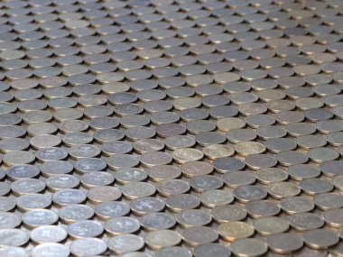 Rus rublesi üzerine dizilmiş metal paralardan oluşan bir uçak.