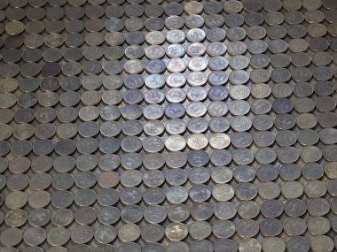 Rus rublesi üzerine dizilmiş metal paralardan oluşan bir uçak.