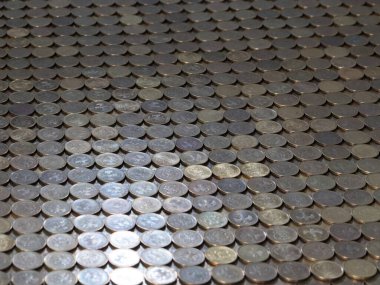 Rus rublesi üzerine dizilmiş metal paralardan oluşan bir uçak.
