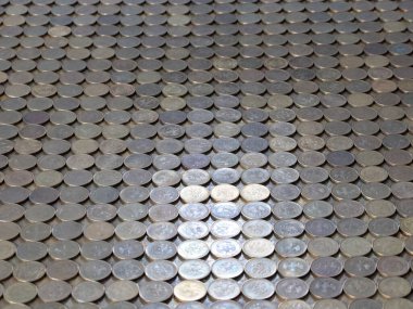 Rus rublesi üzerine dizilmiş metal paralardan oluşan bir uçak.