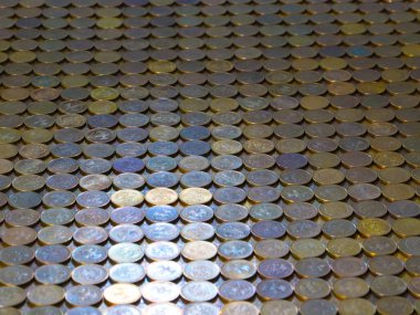 Rus rublesi üzerine dizilmiş metal paralardan oluşan bir uçak.