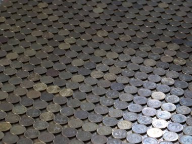 Rus rublesi üzerine dizilmiş metal paralardan oluşan bir uçak.