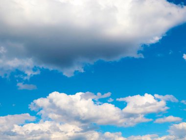 Mavi gökyüzü ve bulutlar yaz manzarasının bir elementi.