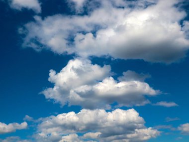 Mavi gökyüzü ve bulutlar yaz manzarasının bir elementi.